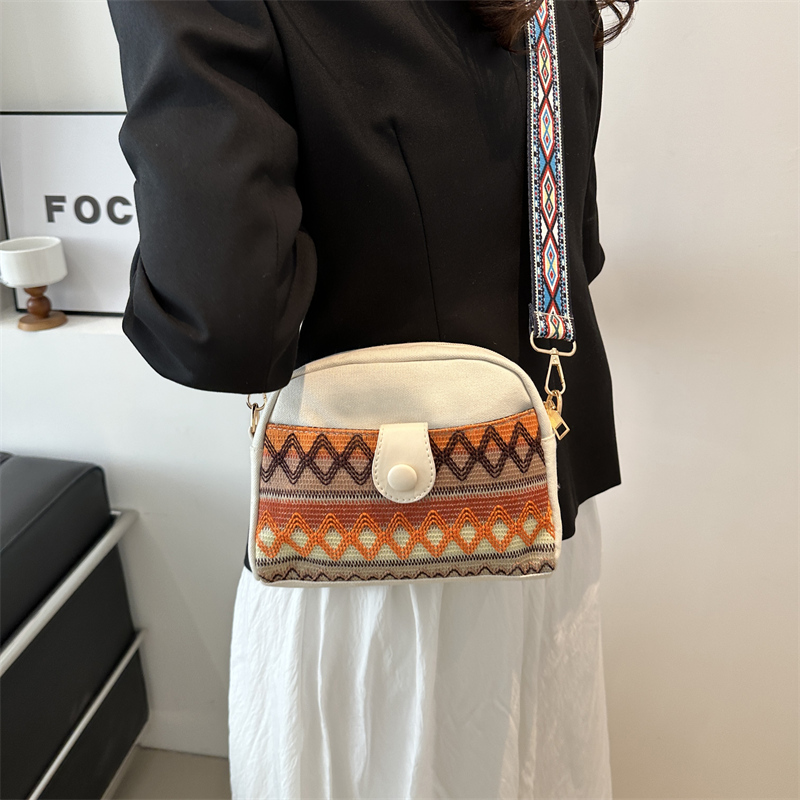 Women's Canvas Color Block Argyle Vacation Ethnic Style Square Zipper Shoulder Bag Crossbody Bag display picture 5