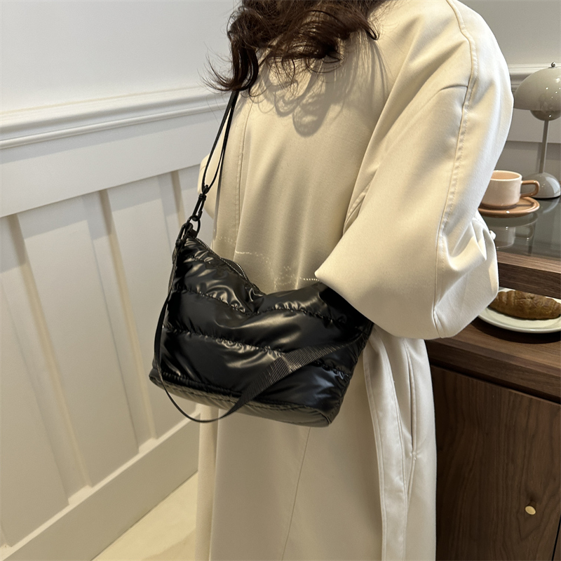 Women's Cloth Solid Color Streetwear Zipper Shoulder Bag display picture 8