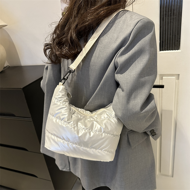 Women's Cloth Solid Color Streetwear Zipper Shoulder Bag display picture 1