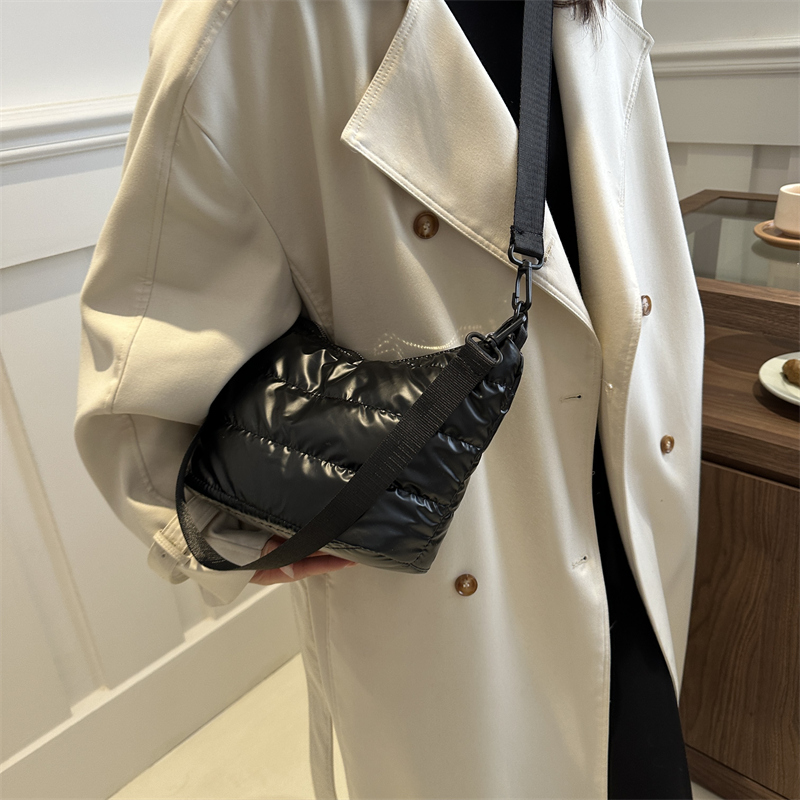 Women's Cloth Solid Color Streetwear Zipper Shoulder Bag display picture 2