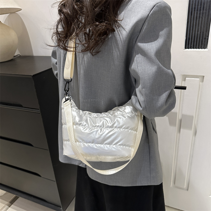 Women's Cloth Solid Color Streetwear Zipper Shoulder Bag display picture 10