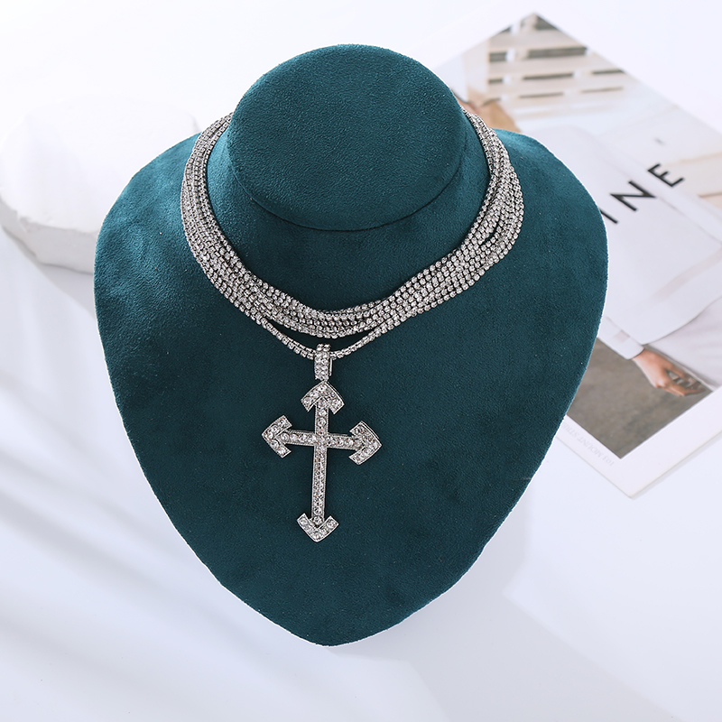 Señora Cruzar Aleación Embutido Diamantes De Imitación Mujeres Collar display picture 4