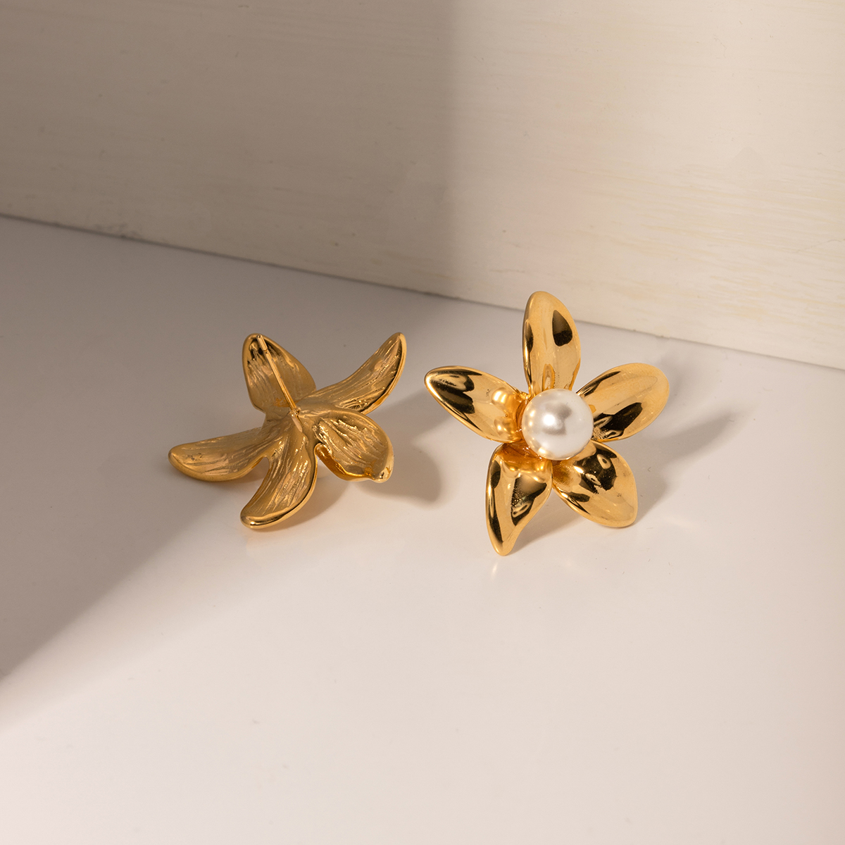 1 Pair IG Style Simple Style Flower Inlay 304 Stainless Steel Pearl 18K Gold Plated Ear Studs display picture 7