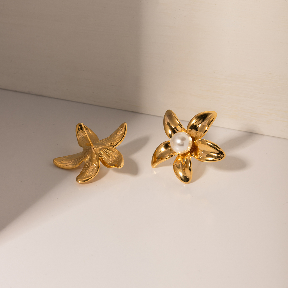 1 Pair IG Style Simple Style Flower Inlay 304 Stainless Steel Pearl 18K Gold Plated Ear Studs display picture 1